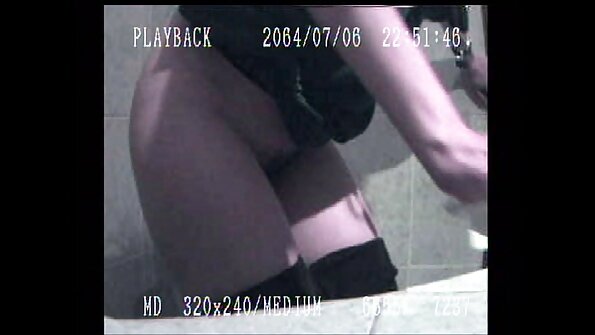 Seksīga meitene izrāda savu melno rotaļu