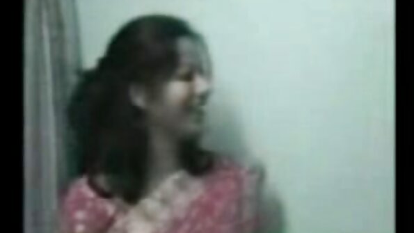 Tifānija Tompsone pārlej ar mazuļu eļļas pudeli visām krūtīm!