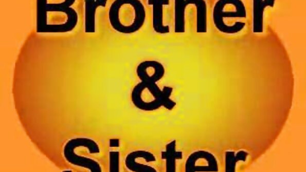 Jaunā meitene un viņas vīrietis to visu dara mājās kameras priekšā