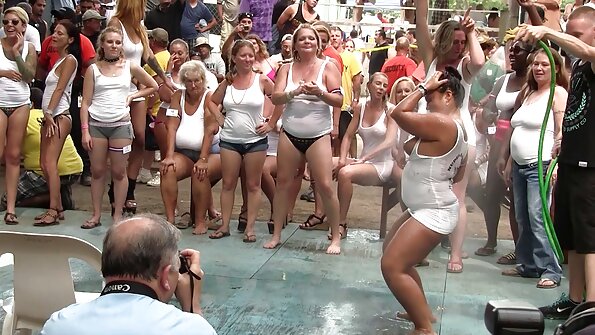 Emīlija Blūma, Miss Mērija Eņģeļa — spilvenu cīņa