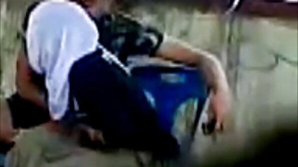 Roksija Leina parāda savas sūkšanas prasmes