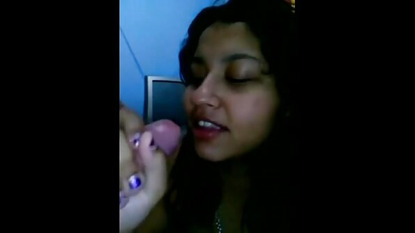 Forša brunete seksīgā melnā apakšveļā