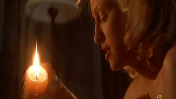 Nerātnā amatiere Kellija Kendija īsā kleitā bez biksītēm atrod stīvu gailīti savā šaurajā cukurā un saņem labu suņu stila sitienu.