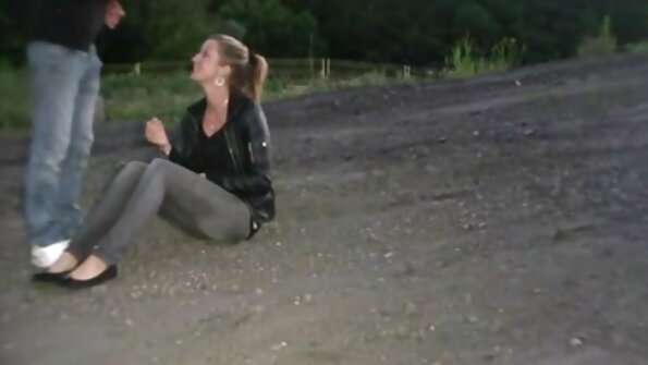 Korīna savā guļamistabā izskatās 100% drāžīga seksīgā rozā apakšveļā! Viņas lielās krūtis lūdz iznomāt. Skatieties, kas jums šovakar trūkst viņas vietnē.