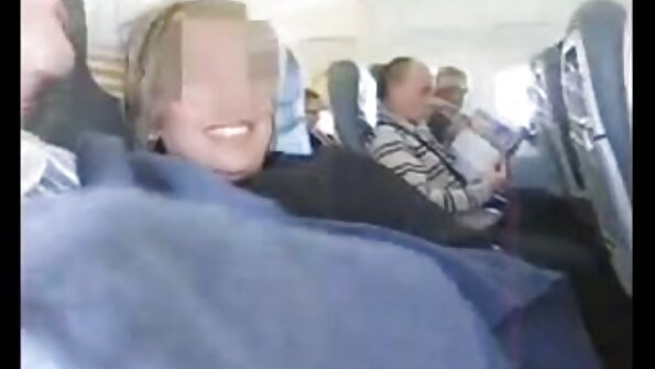 Kārojas Karmena cieši pieķeras savai zilajai rotaļlietai