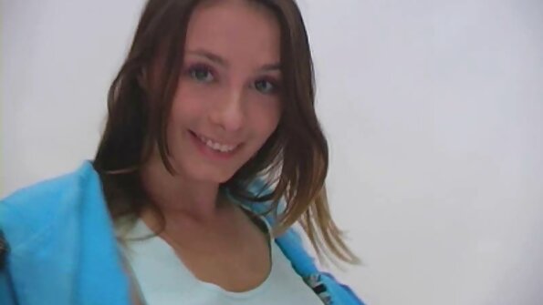 Tikai sekretāres: Laura P izskatās jauka minikleitā un zeķēs.