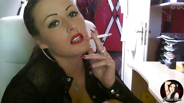 Mīļš, blonds cālis Meds Deiviss sūc viņas draugu locekli