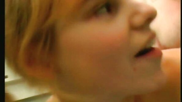 Lai gan šajā mājā ir daudz privātu vietu, vienmēr pastāv iespēja, ka jūs pieķersiet ar visām savām iecienītākajām rotaļlietām. Tomēr Vikijai tas nav īsti prātā: viņa joprojām dod priekšroku...